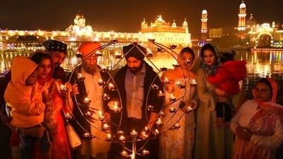 Guru Purab was observed in India on November 19 to mark the 552nd birth anniversary of Guru Nanak Dev Ji, the first of the ten Sikh gurus. Here are a few pictures of how the country celebrated the occasion. (AP) Guru Purab was observed in India on November 19 to mark the 552nd birth anniversary of Guru Nanak Dev Ji, the first of the ten Sikh gurus. Here are a few pictures of how the country celebrated the occasion. (AP)