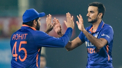 Indian bowler Harshal Patel being greeted by his skipper Rohit Sharma after dismissing New Zealand batsman Glenn Phillips during their 2nd Twenty20 cricket match at JSCA International Stadium Complex in Ranchi, Friday, Nov. 19, 2021. (PTI) Indian bowler Harshal Patel being greeted by his skipper Rohit Sharma after dismissing New Zealand batsman Glenn Phillips during their 2nd Twenty20 cricket match at JSCA International Stadium Complex in Ranchi, Friday, Nov. 19, 2021. (PTI)