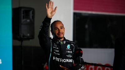 Mercedes driver Lewis Hamilton of Britain waves after qualifying session qualifying session in Lusail, Qatar, Saturday, Nov. 20, 2021 ahead of the Qatar Formula One Grand Prix. (AP) Mercedes driver Lewis Hamilton of Britain waves after qualifying session qualifying session in Lusail, Qatar, Saturday, Nov. 20, 2021 ahead of the Qatar Formula One Grand Prix. (AP)