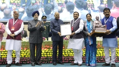 President Ram Nath Kovind hands over award for cleanest Indian city. President Ram Nath Kovind hands over award for cleanest Indian city.