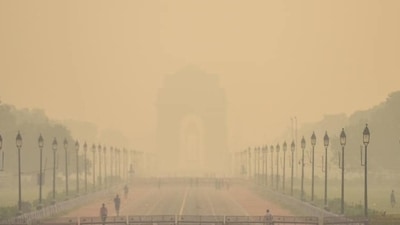 A view of India Gate blanketed in heavy haze in New Delhi on October 26. (Amal KS / HT Photo)