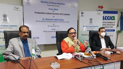 Dr Mahendra Nath Pandey (centre), Dr Reji Mathai, Director, ARAI (L) and Amit Mehta, joint secretary, ministry of heavy industries at the function on Saturday. (HT PHOTO)