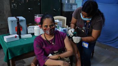 Till date at least 1.8 million people in West Bengal haven’t taken their second dose on time. The maximum number of such cases has been reported from Alipurduar district in north Bengal. (HT PHOTO.)