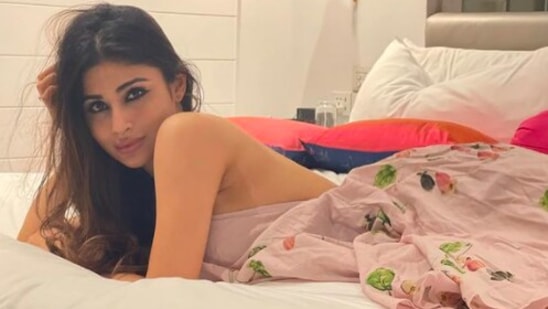 The gorgeous Mouni Roy decided to stay indoors this Saturday instead of stepping out and partying. The Gold actor picked a comfortable summer floral halter dress and posed in bed.(Instagram/@imouniroy)