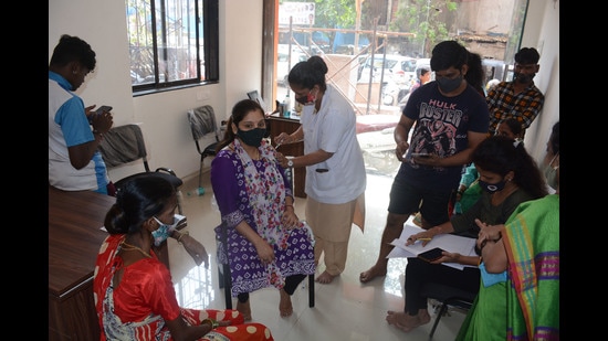 Residents get their vaccination dose against Covid in Thane on Saturday. (PRAFUL GANGURDE/HT PHOTO)