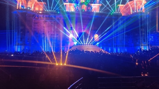 A replica of India Gate was made on Dashashwamedh Ghat. A laser show was also organised in Varanasi as part of the Dev Deepawali celebrations.(HT Photo/Rajesh Kumar)