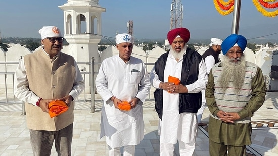Congress National Spokesperson Manish Tewari and party leaders pose for a picture at Takht Sri Kesgarh Sahib on the occasion of Guru Nanak Dev's 552nd birth anniversary, in Anandpur Sahib.(ANI)