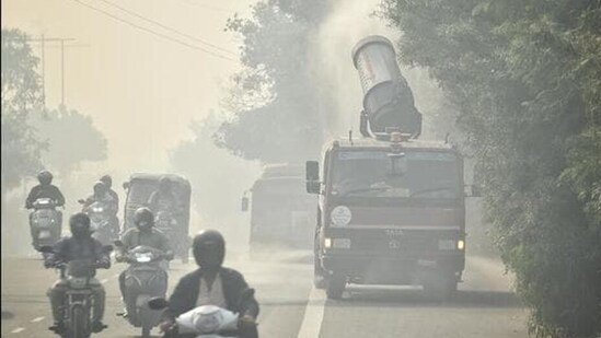 A truck mounted with an anti-smog sprinkler to curb pollution is seen at ITO in New Delhi.&nbsp;(HT FIle Photo)