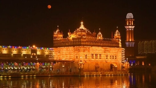 The entire Golden Temple in Amritsar, Punjab was illuminated on the occasion of the birth anniversary of Guru Nanak.(AP)