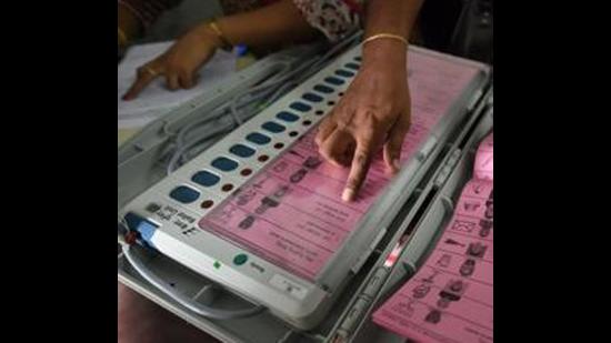 Sunil Shinde, former Shiv Sena legislator from Worli, has been nominated as the party’s candidate for the Maharashtra Legislative Council (MLC) seat from the Mumbai local body. (HT FILE)