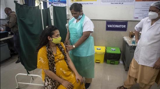 Pune city and Pune rural’s daily case count is going above 100 new cases which is pushing the absolute virus numbers in the district on some days, except weekends. This comes at a time when western countries with high vaccination rates are sending alerts regarding forth Covid waves in the near future due to spurt in new cases. (HT Photo)