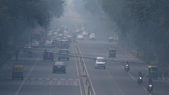 Vehicles move amid heavy haze near Supreme Court at Tilak Marg in New Delhi. (Arvind Yadav / HT Photo)
