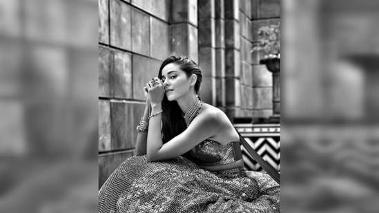 With her hair brushed to one side of her face, Ananya Panday opted for subtle makeup.(Instagram/@manishmalhotra05)