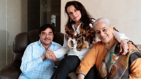 Mumtaz with Shatrughan Sinha and his wife Poonam Sinha.&nbsp;