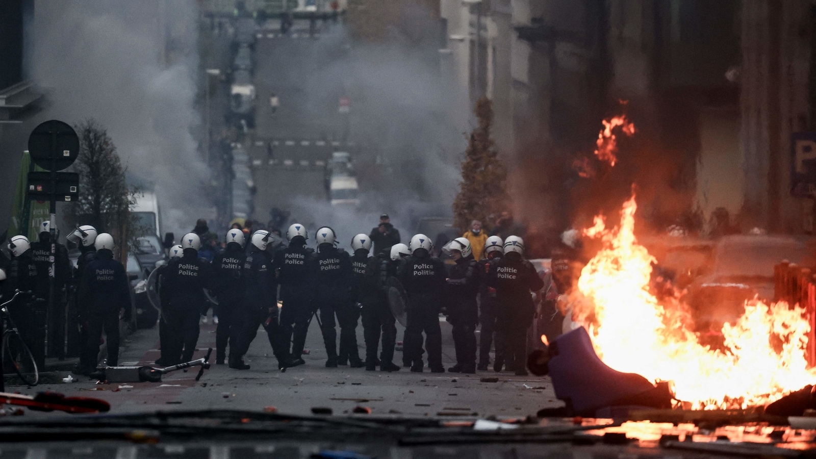 Geweld barst los in Brussel;  Nederlandse politie arresteert ruim 30 |  Wereldnieuws