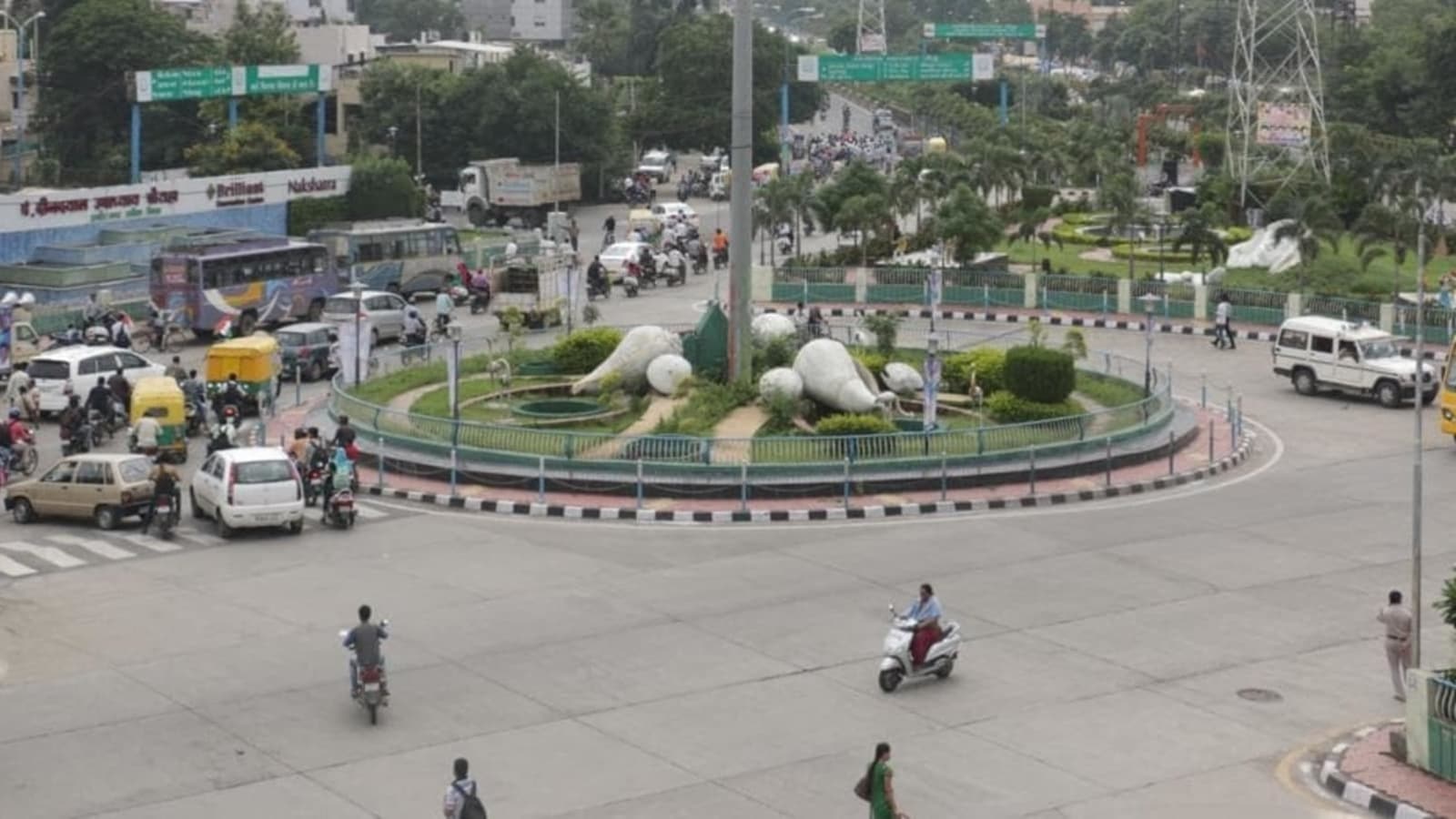 Indore: Representatives return with ‘cleanest city’ award, welcomed at airport