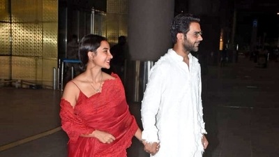 Patralekhaa and Rajkummar Rao held hands as they posed for the paparazzi outside Mumbai airport. (Instagram)