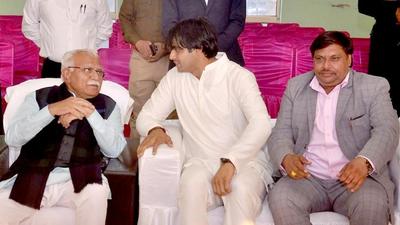 Haryana chief minister Manohar Lal Khattar having a word with Olympics gold medallist Neeraj Chopra at the wedding of latter’s sister in Panipat on Sunday. (HT Photo)