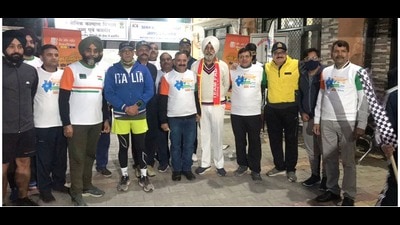 The sainik welfare department, J&K, accorded a warm welcome to marathoner Kumar Ajwani at Sainik Bhawan on Sunday. He is running from Kashmir to Kanyakumari to spread awareness and raise funds for disabled soldiers. (HT Photo)