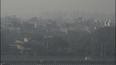 The city recorded an air quality index (AQI) of 364 on Sunday against 345 a day earlier, according to data from the Central Pollution Control Board (CPCB). (Parveen Kumar/HT) The city recorded an air quality index (AQI) of 364 on Sunday against 345 a day earlier, according to data from the Central Pollution Control Board (CPCB). (Parveen Kumar/HT)