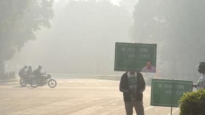 New Delhi, India - Nov. 21, 2021: Civil Defence personnel hold placards urging commuters to switch off their car engines during traffic stoppage at Tilak Marg on a hazy morning in New Delhi, India, on Sunday, November 21, 2021. (Photo by Arvind Yadav/ Hindustan Times) New Delhi, India - Nov. 21, 2021: Civil Defence personnel hold placards urging commuters to switch off their car engines during traffic stoppage at Tilak Marg on a hazy morning in New Delhi, India, on Sunday, November 21, 2021. (Photo by Arvind Yadav/ Hindustan Times)