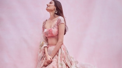 Leaving her wavy tresses open down her back in her signature mid-parted hairstyle, Athiya accessorised her look with a pair of statement earrings from Maya Sanghavi Jewels. She was styled by fashion stylist Sanjay Kumar Dauhaliya. (Amigos Communications)