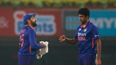 India's Ravichandran Ashwin, right, speaks with captain Rohit Sharma between overs during the second T20 cricket match between India and New Zealand, in Ranchi, India, Friday, Nov. 19, 2021. (AP) India's Ravichandran Ashwin, right, speaks with captain Rohit Sharma between overs during the second T20 cricket match between India and New Zealand, in Ranchi, India, Friday, Nov. 19, 2021. (AP)