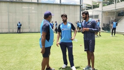 Bharat Arun (L) speak with Shardul Thakur and Jasprit Bumrah (Getty) Bharat Arun (L) speak with Shardul Thakur and Jasprit Bumrah (Getty)