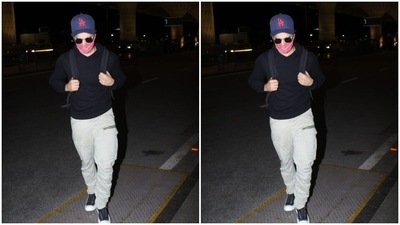 Varun Dhawan paired a black tee shirt and a pair of white trousers for a comfortable flight. (HT Photos/Varinder Chawla) Varun Dhawan paired a black tee shirt and a pair of white trousers for a comfortable flight. (HT Photos/Varinder Chawla)
