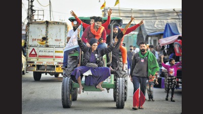 Farmers celebrate after Prime Minister Narendra Modi’s announced the decision to repeal the three farm laws, New Delhi, November 20, 2021 (Sanchit Khanna/ Hindustan Times) Farmers celebrate after Prime Minister Narendra Modi’s announced the decision to repeal the three farm laws, New Delhi, November 20, 2021 (Sanchit Khanna/ Hindustan Times)