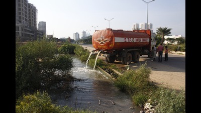 The stormwater drain runs parallel to the main carriageway, linking the national capital to Gurugram. (Yogendra Kumar/HT) The stormwater drain runs parallel to the main carriageway, linking the national capital to Gurugram. (Yogendra Kumar/HT)