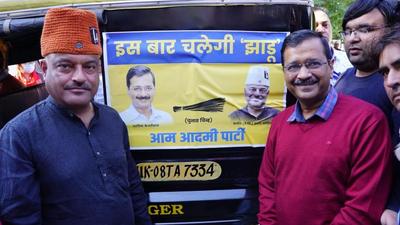 Arvind Kejriwal, Delhi chief minister and Aam Aadmi Party (AAP) national convenor taking an auto rickshaw ride in Haridwar on Sunday. (RAMESHWAR GAUR/HT PHOTO .) Arvind Kejriwal, Delhi chief minister and Aam Aadmi Party (AAP) national convenor taking an auto rickshaw ride in Haridwar on Sunday. (RAMESHWAR GAUR/HT PHOTO .)
