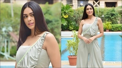 The chic jumpsuit sported a cinched one-shoulder strap that dropped into a triangle and wound itself diagonally on the waist while featuring a drawstring detail on the other end. (Instagram/thephoto_hunger) The chic jumpsuit sported a cinched one-shoulder strap that dropped into a triangle and wound itself diagonally on the waist while featuring a drawstring detail on the other end. (Instagram/thephoto_hunger)