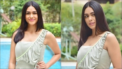 Striking elegant poses for the camera, Mrunal set the shutterbugs on frenzy. (Instagram/thephoto_hunger) Striking elegant poses for the camera, Mrunal set the shutterbugs on frenzy. (Instagram/thephoto_hunger)