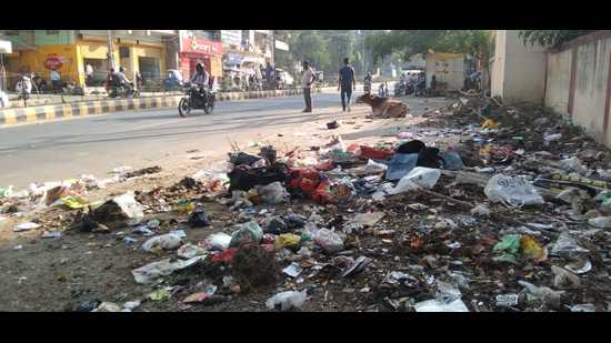Prayagraj city is believed to have lost marks in Swachh Survekshan 2021 due to poor collection of door-to-door waste and disposal of bulk garbage at a single spot among others things (HT photo)