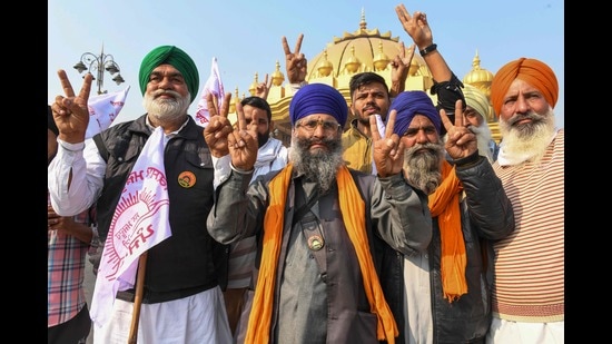 Farmers shout slogans to celebrate after Prime Minister Narendra Modi announced to repeal three agricultural reform laws that sparked almost a year of huge protests across the country, Amritsar, November 19, 2021 (AFP)