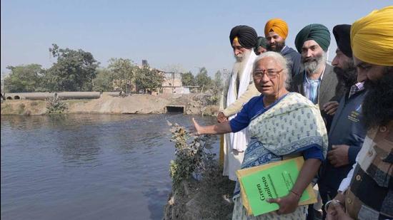 Renowned environment activist Medha Patkar and other NGOs which are part of the Sutlej Bachao, Punjab Bachao’ campaign visit Buddha Nullah in Ludhiana on Sunday. (HT Photo)