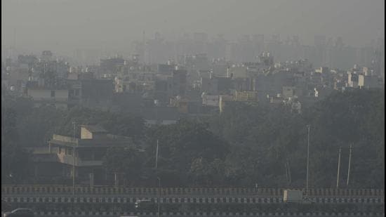 The city recorded an air quality index (AQI) of 364 on Sunday against 345 a day earlier, according to data from the Central Pollution Control Board (CPCB). (Parveen Kumar/HT)