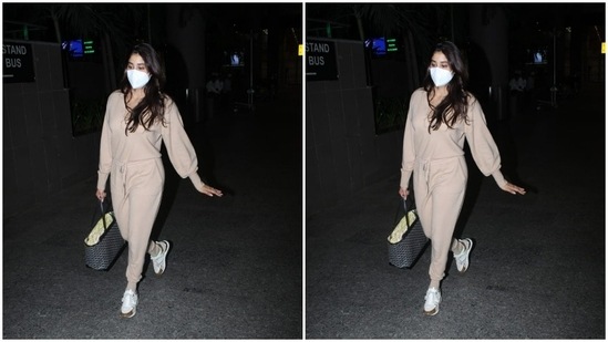Janhvi carried a bag as she made her way out of the airport.(HT Photos/Varinder Chawla)