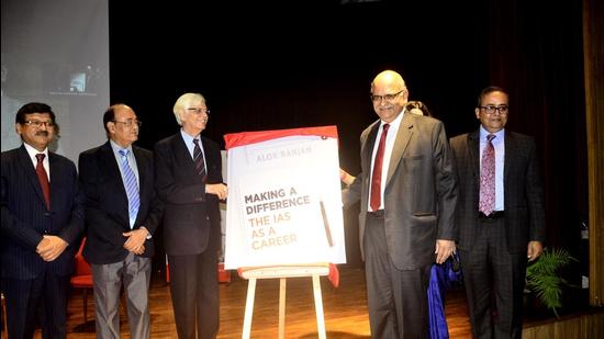 Former Uttar Pradesh chief secretary Alok Ranjan at an event marking the launch of his book in Lucknow . (HT Photo)