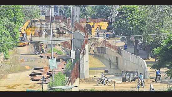 The much-touted project for establishing a railway overbridge (ROB) and two railway underbridges (RUB) on Pakhowal road railway crossing was started with an aim to ease traffic flow. (Harsimar Pal Singh/HT) The much-touted project for establishing a railway overbridge (ROB) and two railway underbridges (RUB) on Pakhowal road railway crossing was started with an aim to ease traffic flow. (Harsimar Pal Singh/HT)