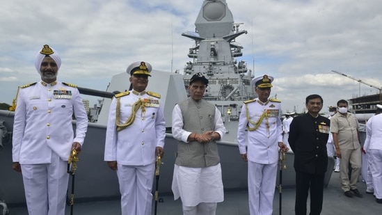 Union defence minister Rajnath Singh (middle) during Naval commissioning ceremony of INS Visakhapatnam. (Anshuman Poyrekar/HT Photo)