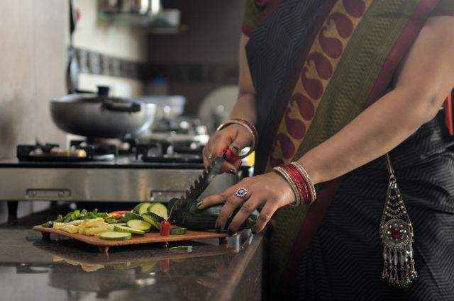 By December 2020, the time spent by men on housework had fallen to below pre-pandemic levels (Priyanka Parashar) By December 2020, the time spent by men on housework had fallen to below pre-pandemic levels (Priyanka Parashar)