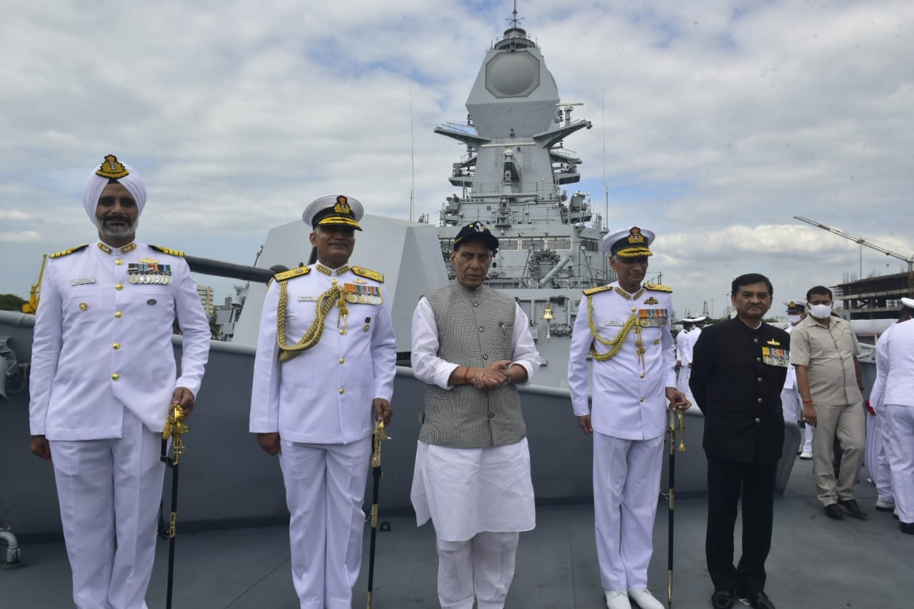 Union defence minister Rajnath Singh (middle) during Naval commissioning ceremony of INS Visakhapatnam. (Anshuman Poyrekar/HT Photo)