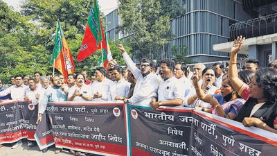 The Bharatiya Janata Party’s city unit, on Monday, took out an agitation against the Maha Vikas Agadhi (MVA) government over the incidents of communal violence in Amravati, Malegaon and Nanded. (HT PHOTO)