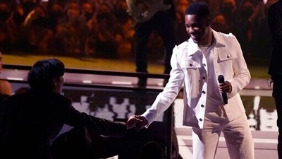Giveon and BTS member V shook hands during Givon's performance of Heartbreak Anniversary. (AP Photo/Chris Pizzello) (Invision) Giveon and BTS member V shook hands during Givon's performance of Heartbreak Anniversary. (AP Photo/Chris Pizzello) (Invision)