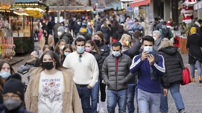 Pedestrians wear protective face masks on a street in central Frankfurt, Germany (Bloomberg) Pedestrians wear protective face masks on a street in central Frankfurt, Germany (Bloomberg)