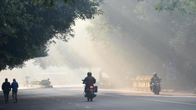 New Delhi witnessed a minimum temperature of 9.8 degrees Celsius on Sunday – three degrees below normal – while minimum temperatures are likely to fall in the next two days, the IMD has said. (HT photo)