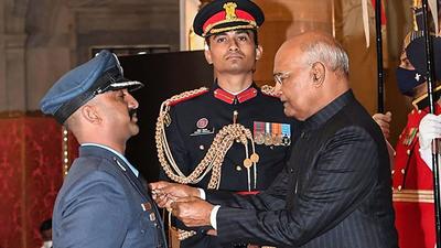 Group Captain Abhinandan Varthaman was on Monday awarded Vir Chakra by President Ram Nath Kovind at an investiture ceremony at Rashtrapati Bhavan in New Delhi. (PTI) Group Captain Abhinandan Varthaman was on Monday awarded Vir Chakra by President Ram Nath Kovind at an investiture ceremony at Rashtrapati Bhavan in New Delhi. (PTI)
