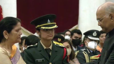 Lieutenant Nitika Kaul with President Ram Nath Kovind (ANI)